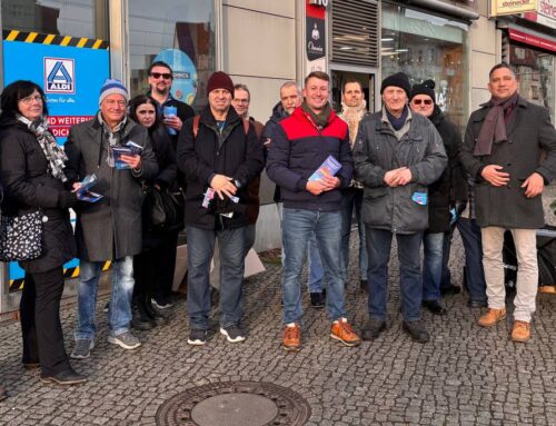 Herzliche Grüße von unserem #Nikolaus-Infostand in #Karlshorst 🎅 🌲 🎁